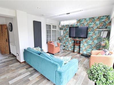 Lounge/Dining Area